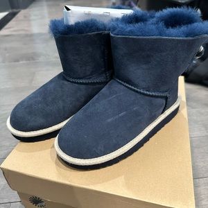 Brand new UGG boots navy size 2 EUR 32
